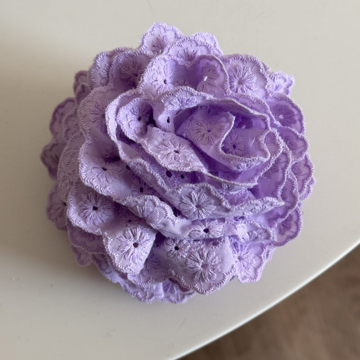 蕾絲花朵鯊魚夾－蕾絲花朵抓-紫色款細節｜https://igowo.tw/