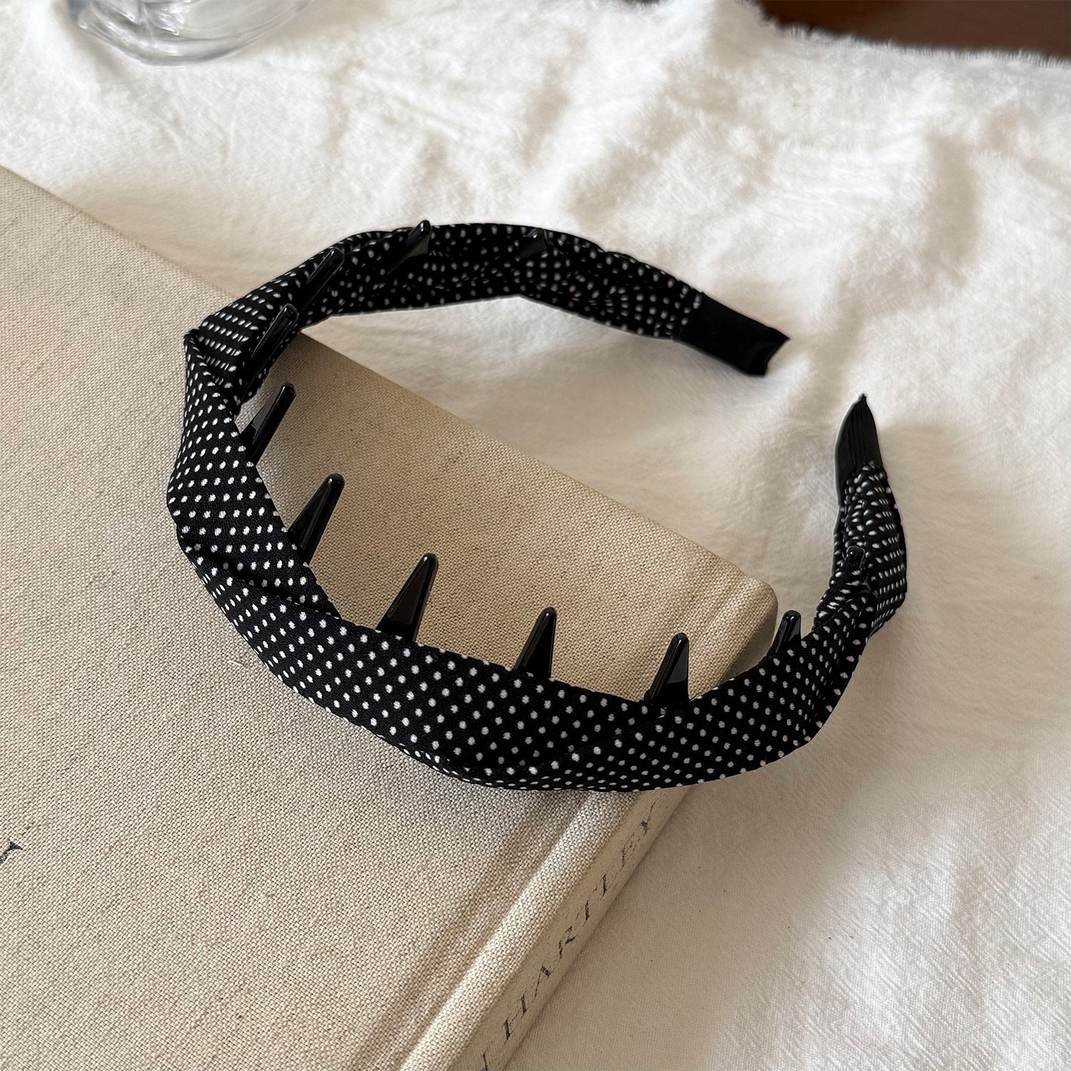 黑色波點扭紋髮箍－商品主圖｜https://igowo.tw/