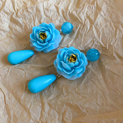 白色樹脂花朵簡約耳釘－細節特寫44｜https://igowo.tw/