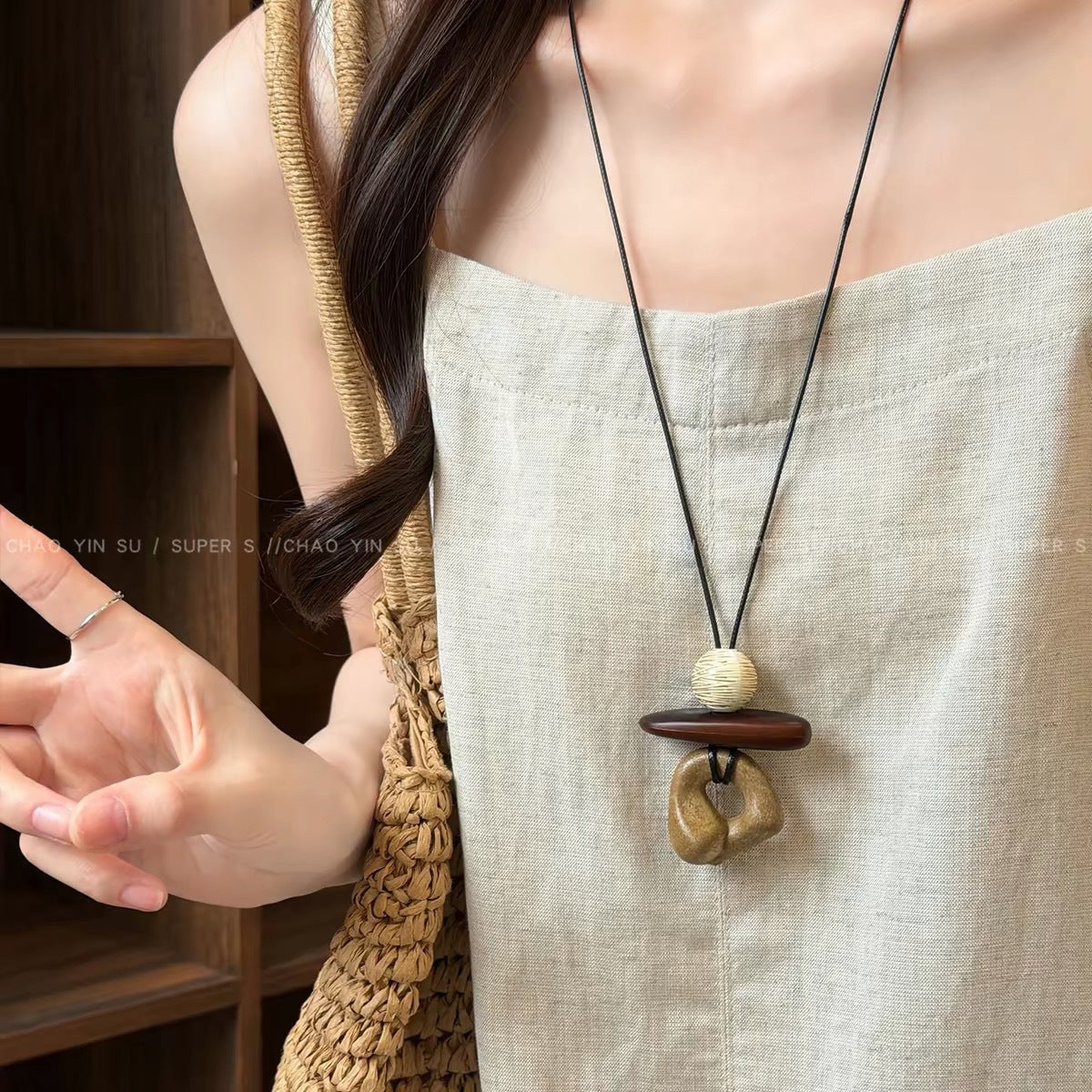 木質皮繩長版項鍊－細節特寫7｜https://igowo.tw/