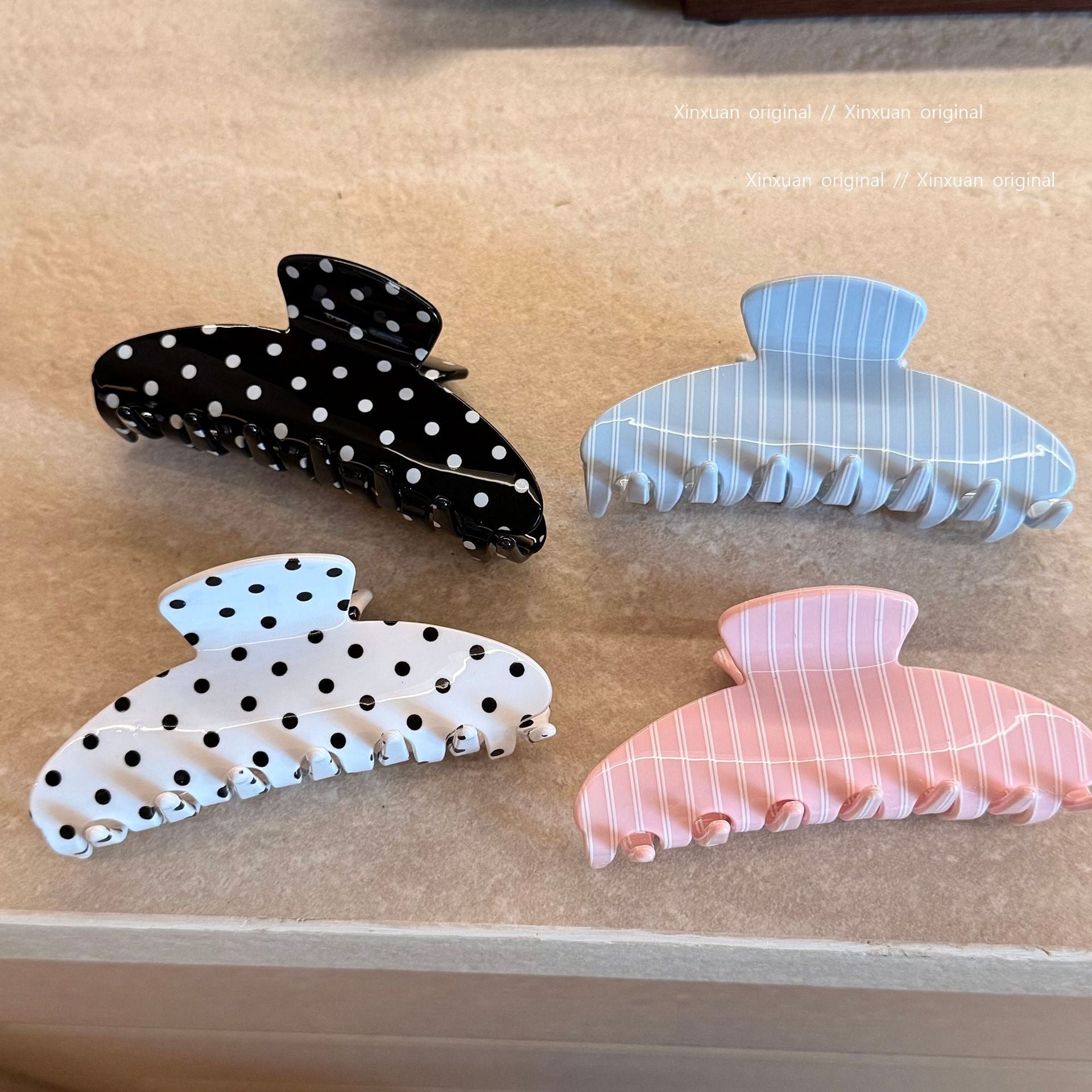 波點格紋鯊魚夾－商品主圖｜https://igowo.tw/