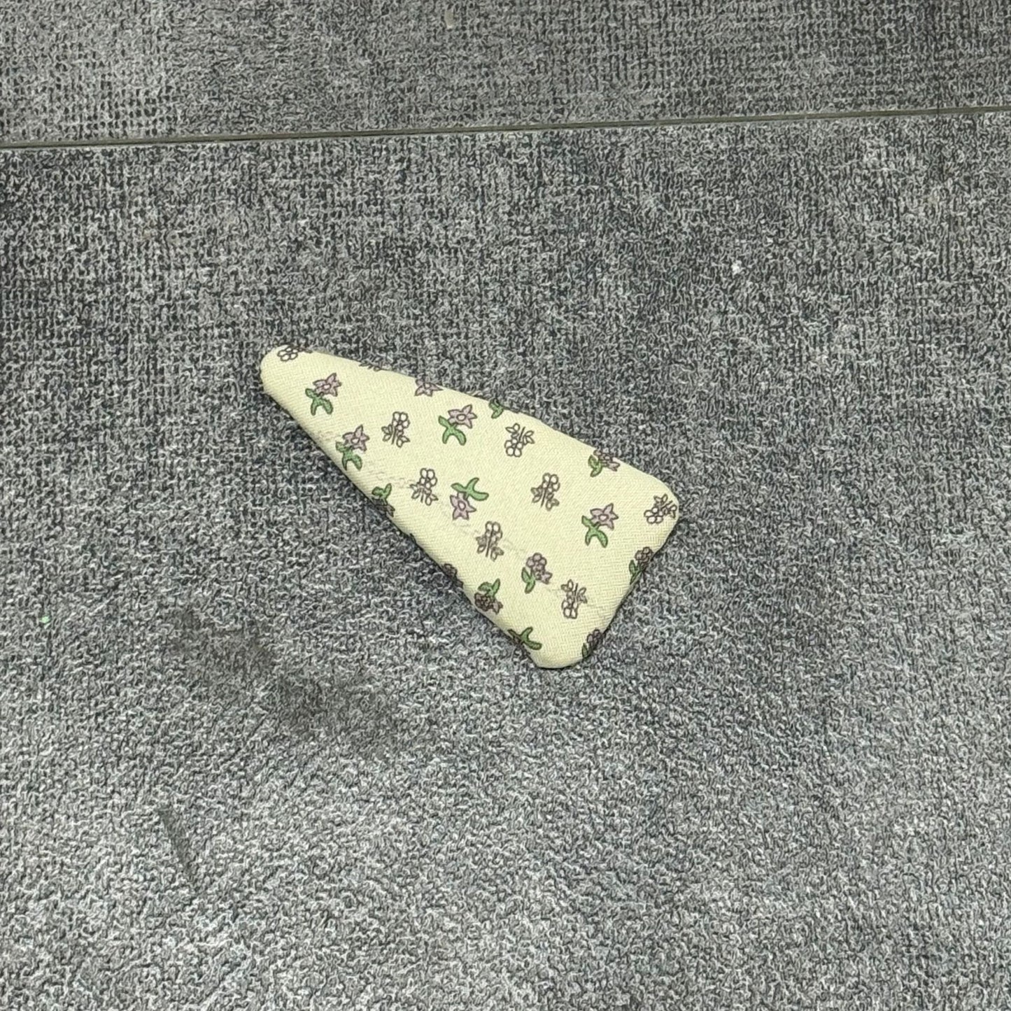 布面格紋碎花髮夾－格子款藏青系款細節｜https://igowo.tw/