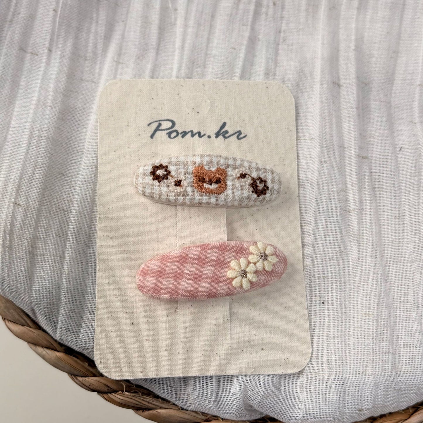 粉色蕾絲波點刺繡髮夾