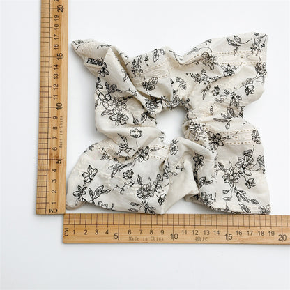 蕾絲大腸圈碎花髮圈－黑白花朵蕾絲髮圈款實拍｜https://igowo.tw/