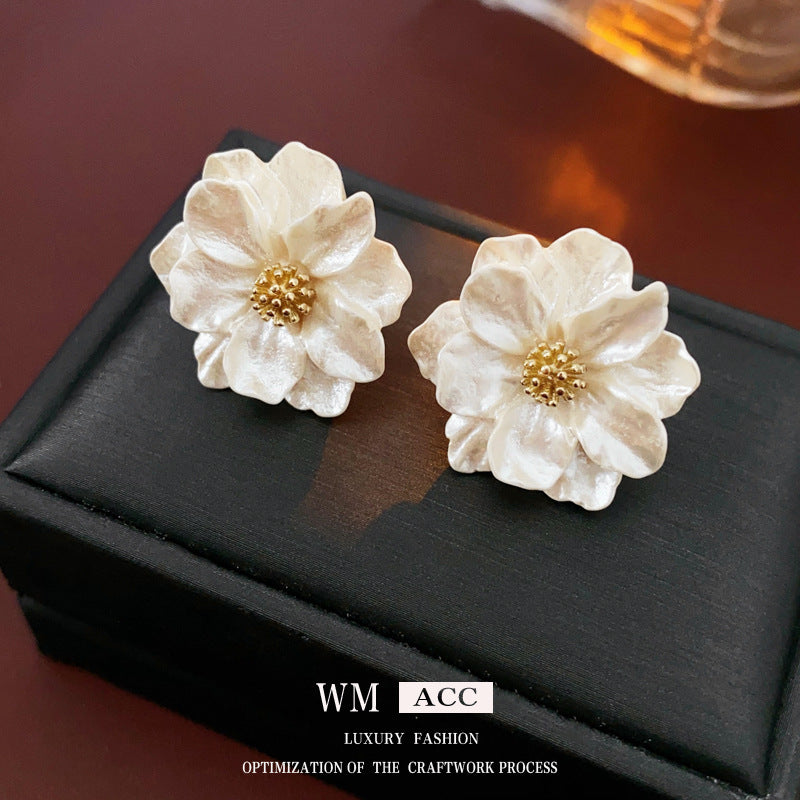 樹脂銀針花朵耳環－細節特寫1｜https://igowo.tw/