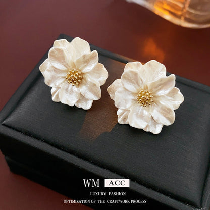 樹脂銀針花朵耳環－細節特寫1｜https://igowo.tw/