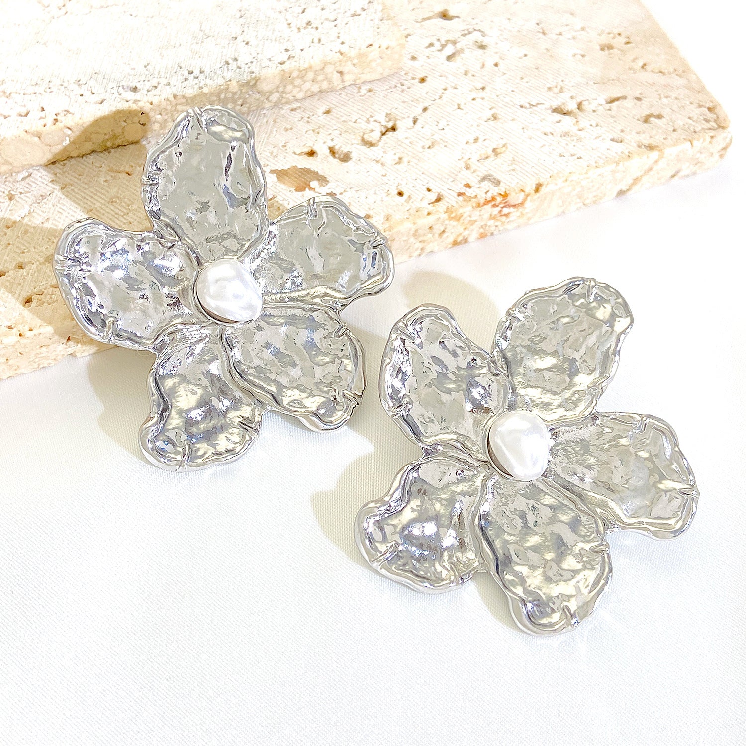 珍珠金屬花朵耳環－細節特寫2｜https://igowo.tw/