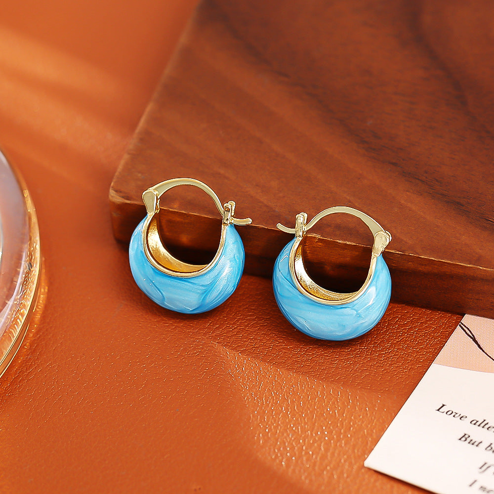 金色琺瑯U形簡約耳扣－紅色琺瑯耳環款細節1｜https://igowo.tw/