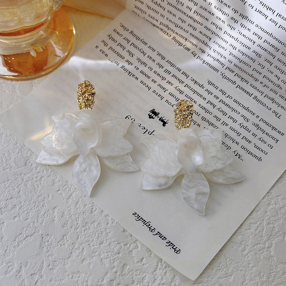 珍珠鋯石山茶花耳釘－細節特寫17｜https://igowo.tw/