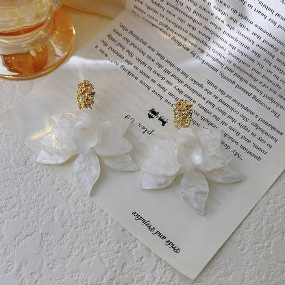 珍珠鋯石山茶花耳釘－細節特寫17｜https://igowo.tw/