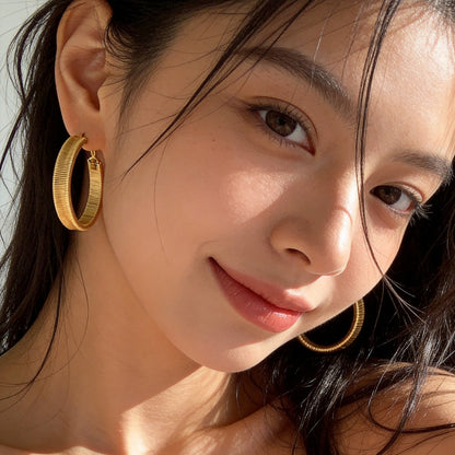 交叉素圈簡約耳環－細節特寫2｜https://igowo.tw/