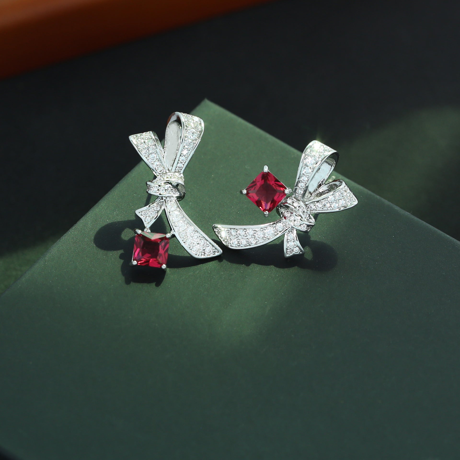 S925鋯石蝴蝶結耳環－紅色款實拍｜https://igowo.tw/