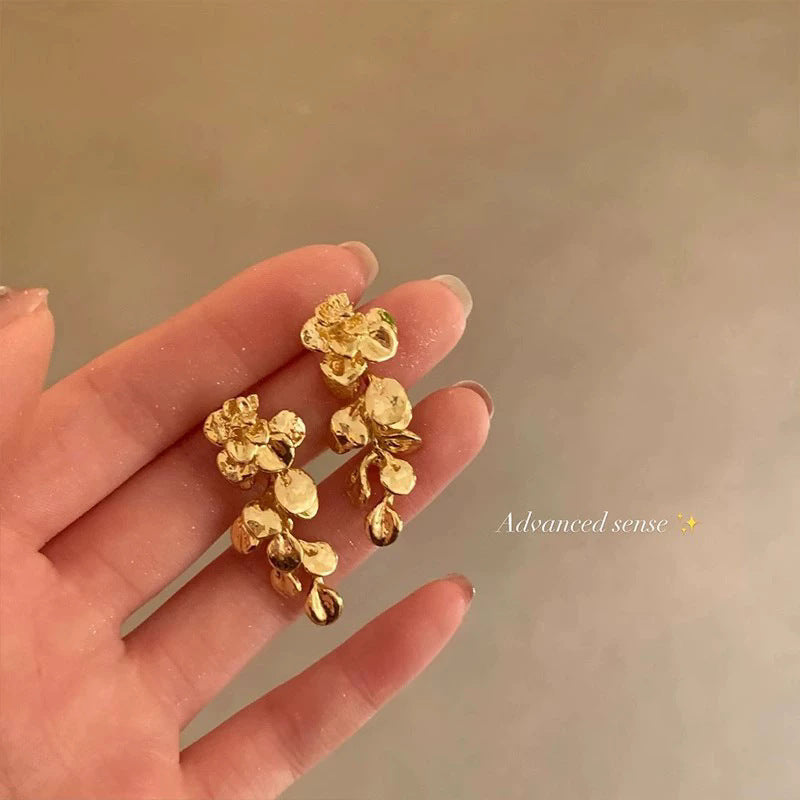 白色花朵耳環－藍款細節｜https://igowo.tw/