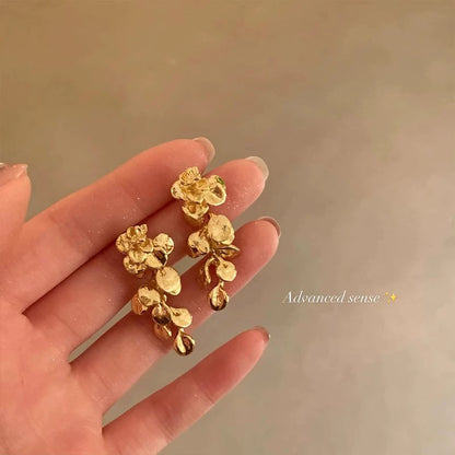 白色花朵耳環－藍款細節｜https://igowo.tw/