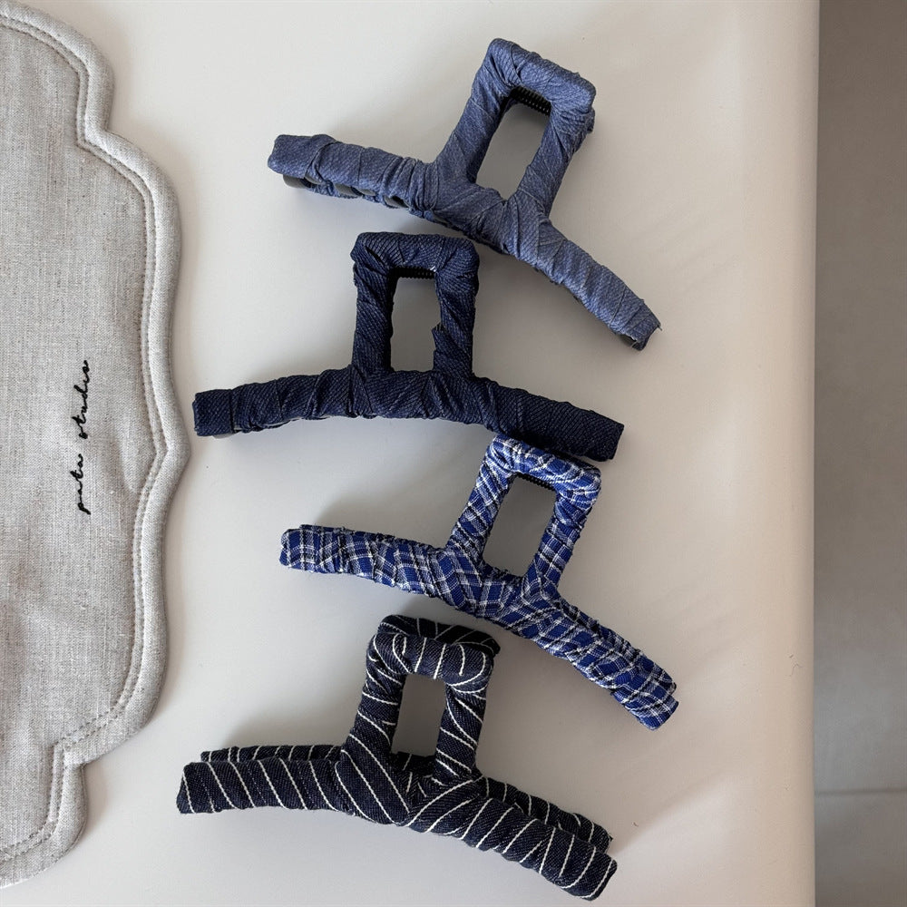 格紋一字纏繞鯊魚夾－藍白格紋繞布抓夾款實拍｜https://igowo.tw/