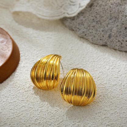 金色樹葉格紋復古耳釘－細節特寫1｜https://igowo.tw/
