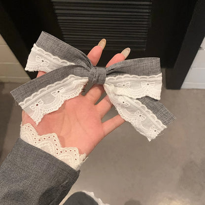 灰色蕾絲蝴蝶結髮夾－長飄帶蝴蝶結款細節｜https://igowo.tw/