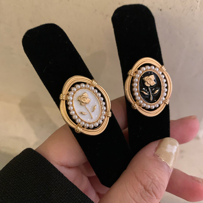 黑色絨面玫瑰復古髮夾－白色鬱金香款實拍｜https://igowo.tw/