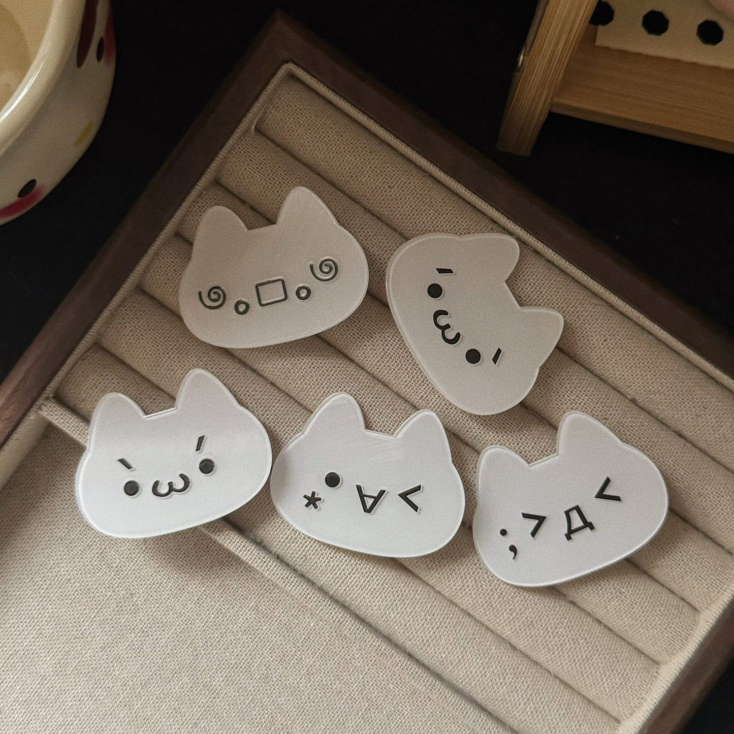 白色壓克力兔子髮夾－商品主圖｜https://igowo.tw/
