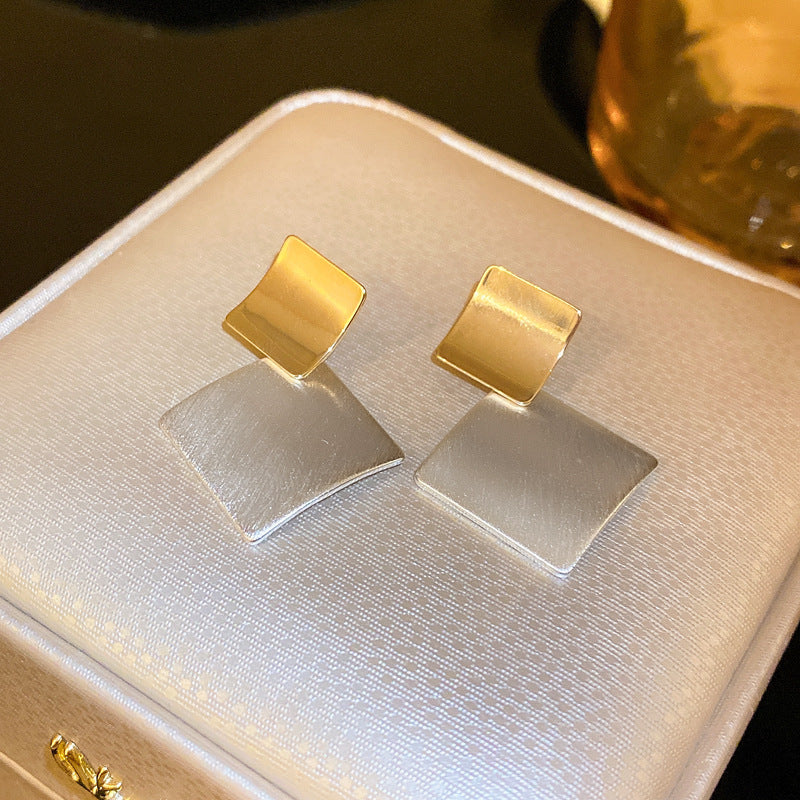 棕色銀針豹紋復古耳釘－細節特寫47｜https://igowo.tw/
