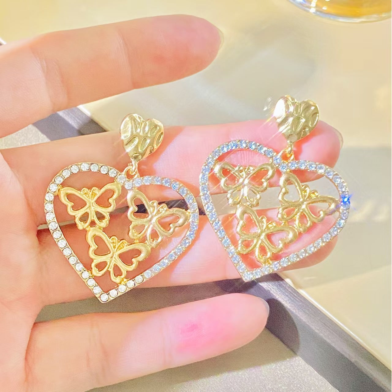 鋯石愛心蝴蝶鏤空耳環－商品主圖｜https://igowo.tw/