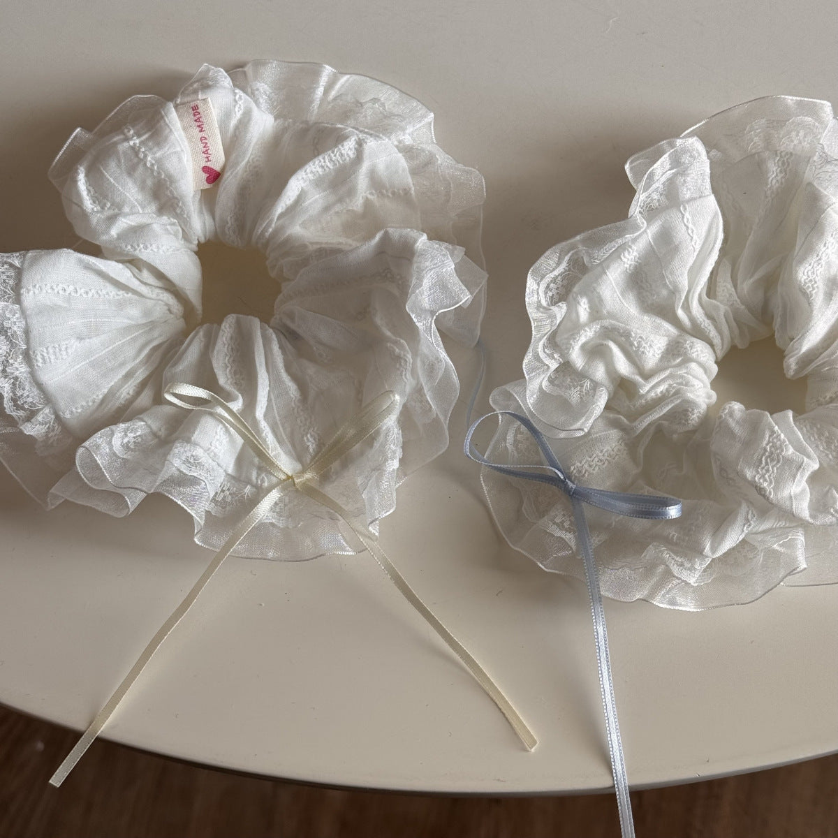 白色蕾絲蝴蝶結髮圈－純欲白-收腰圈款細節｜https://igowo.tw/