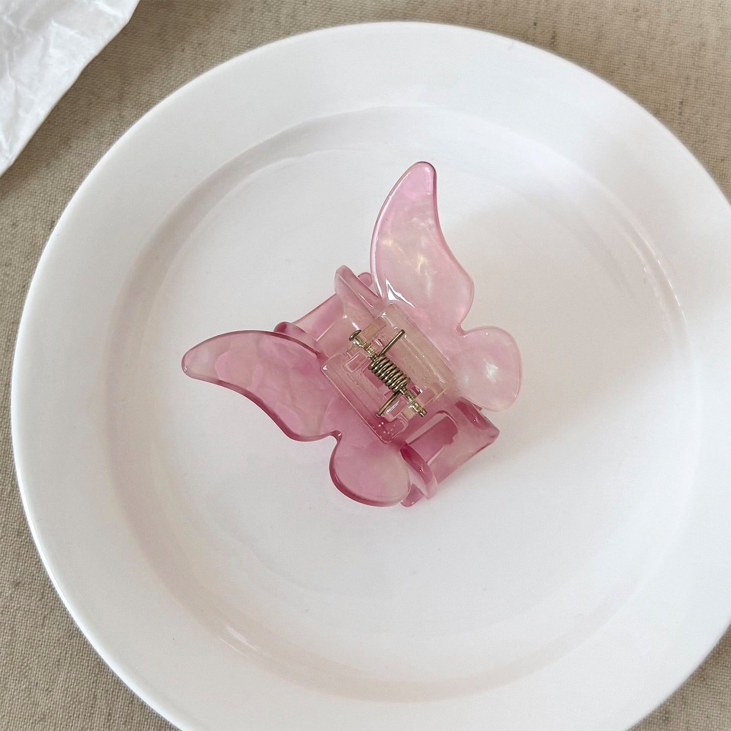 醋酸板材蝴蝶鯊魚夾－透明果綠款細節｜https://igowo.tw/