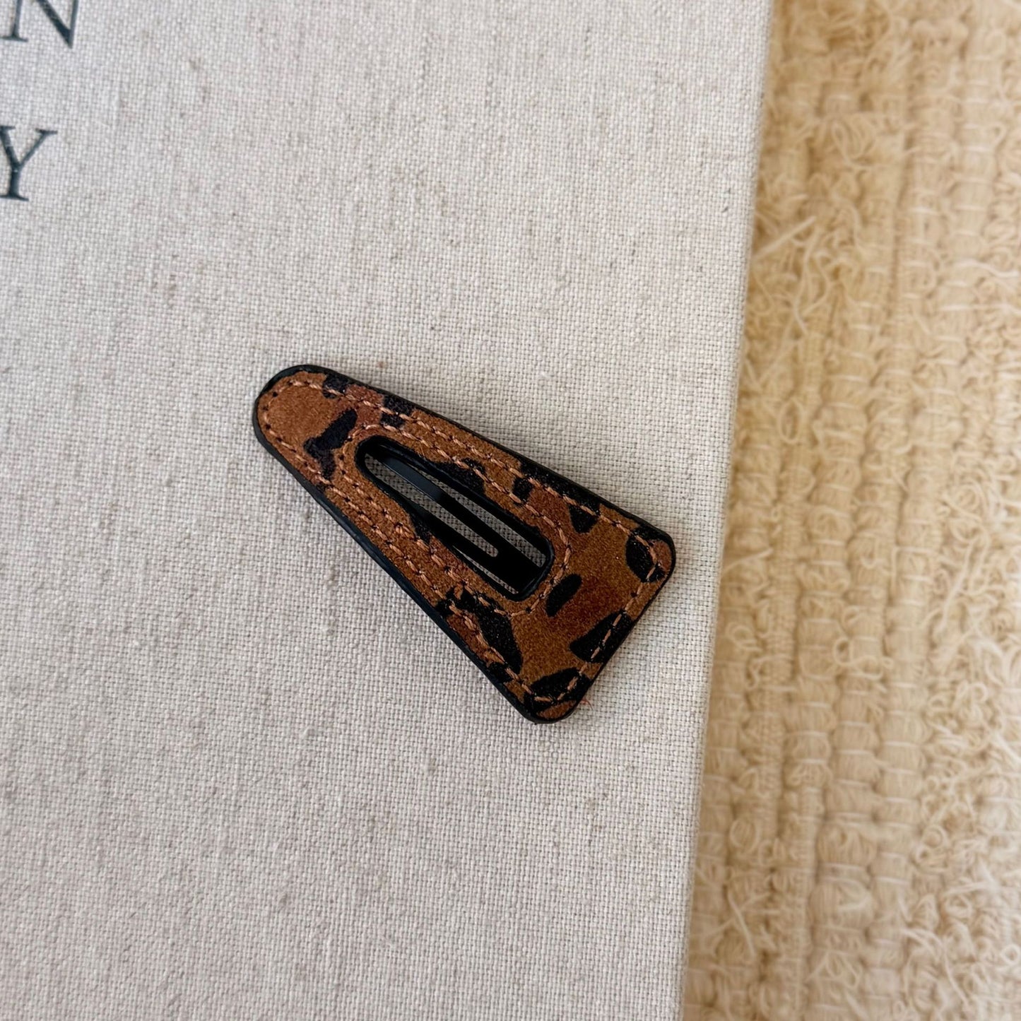 棕色皮革豹紋復古髮夾