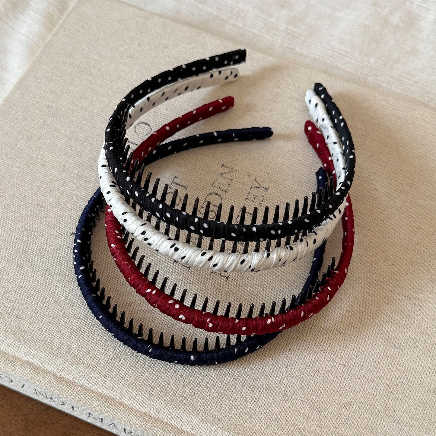 布面波點纏繞髮箍－藏青藍纏繞髮箍款細節｜https://igowo.tw/
