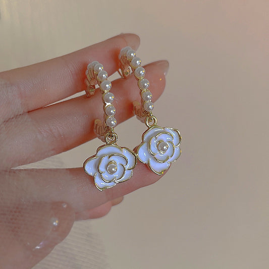 珍珠山茶花復古耳環－商品主圖｜https://igowo.tw/