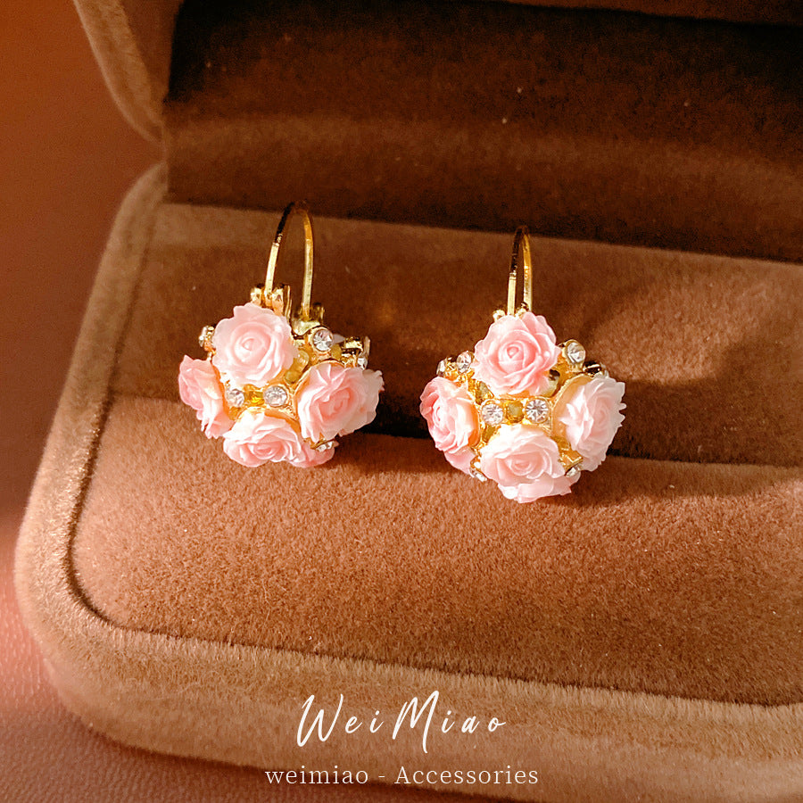 樹脂花朵鑲鑽耳扣－商品主圖｜https://igowo.tw/