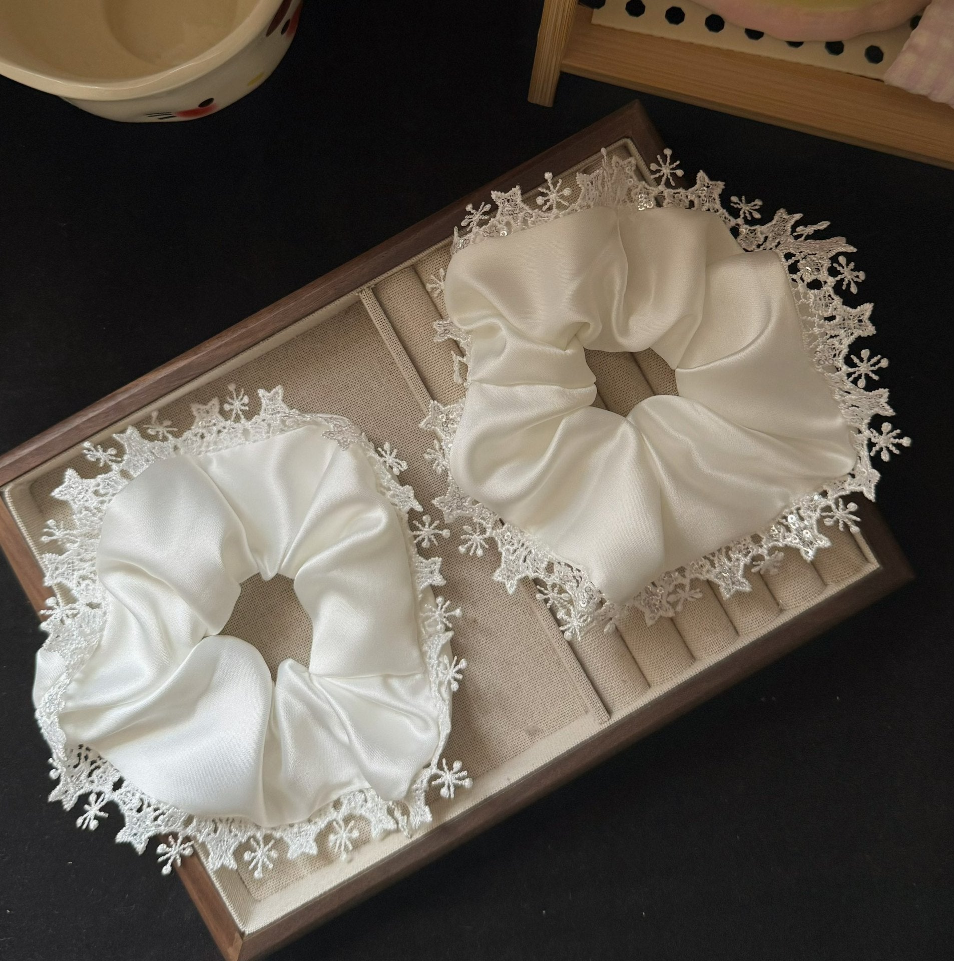 白色雪花大腸圈髮圈－商品主圖｜https://igowo.tw/