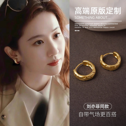 金色格紋素圈耳環－商品主圖｜https://igowo.tw/