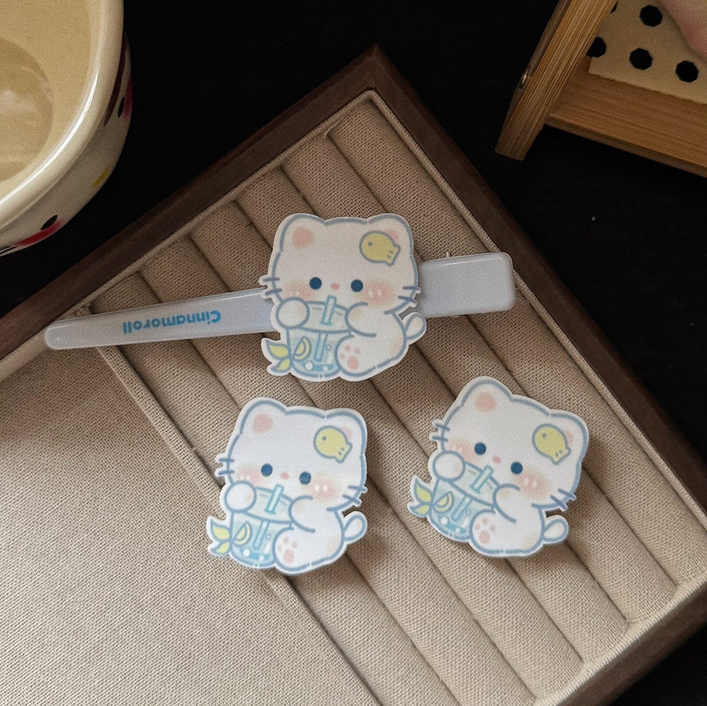 藍色貓咪卡通髮夾－奶茶貓咪髮夾款實拍｜https://igowo.tw/