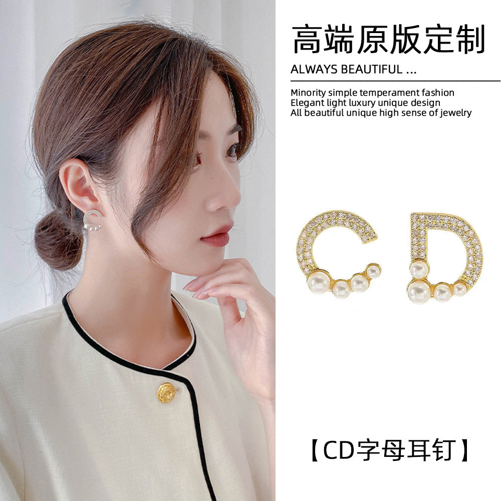 珍珠字母不對稱耳釘－商品主圖｜https://igowo.tw/