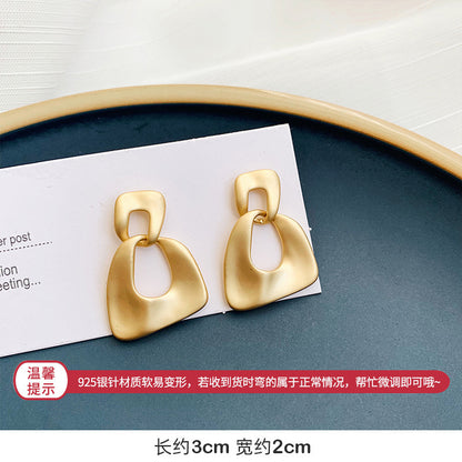 銀針幾何拉絲簡約耳釘－細節特寫65｜https://igowo.tw/