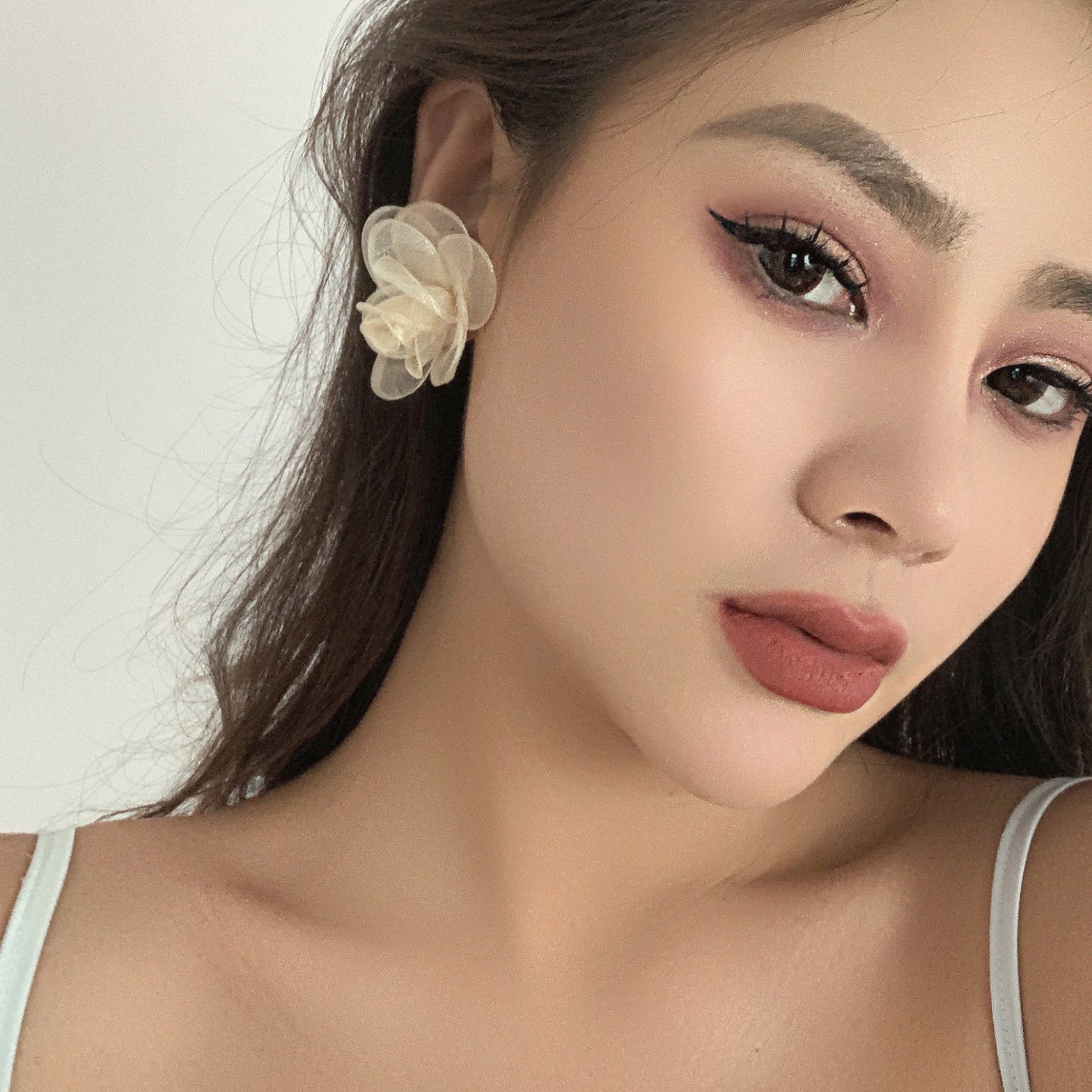 彩色網紗花朵鑲鑽耳環－細節特寫2｜https://igowo.tw/