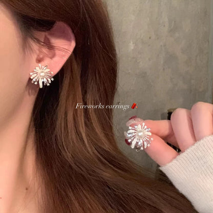 白色花朵耳環－魚尾款細節｜https://igowo.tw/