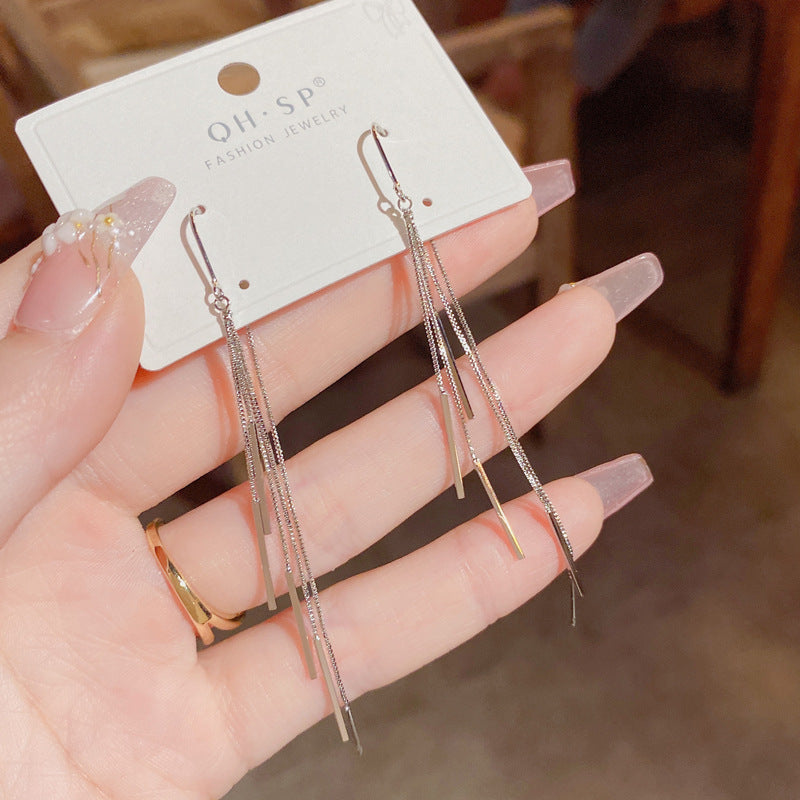 銀色鏈條流蘇耳線－商品主圖｜https://igowo.tw/