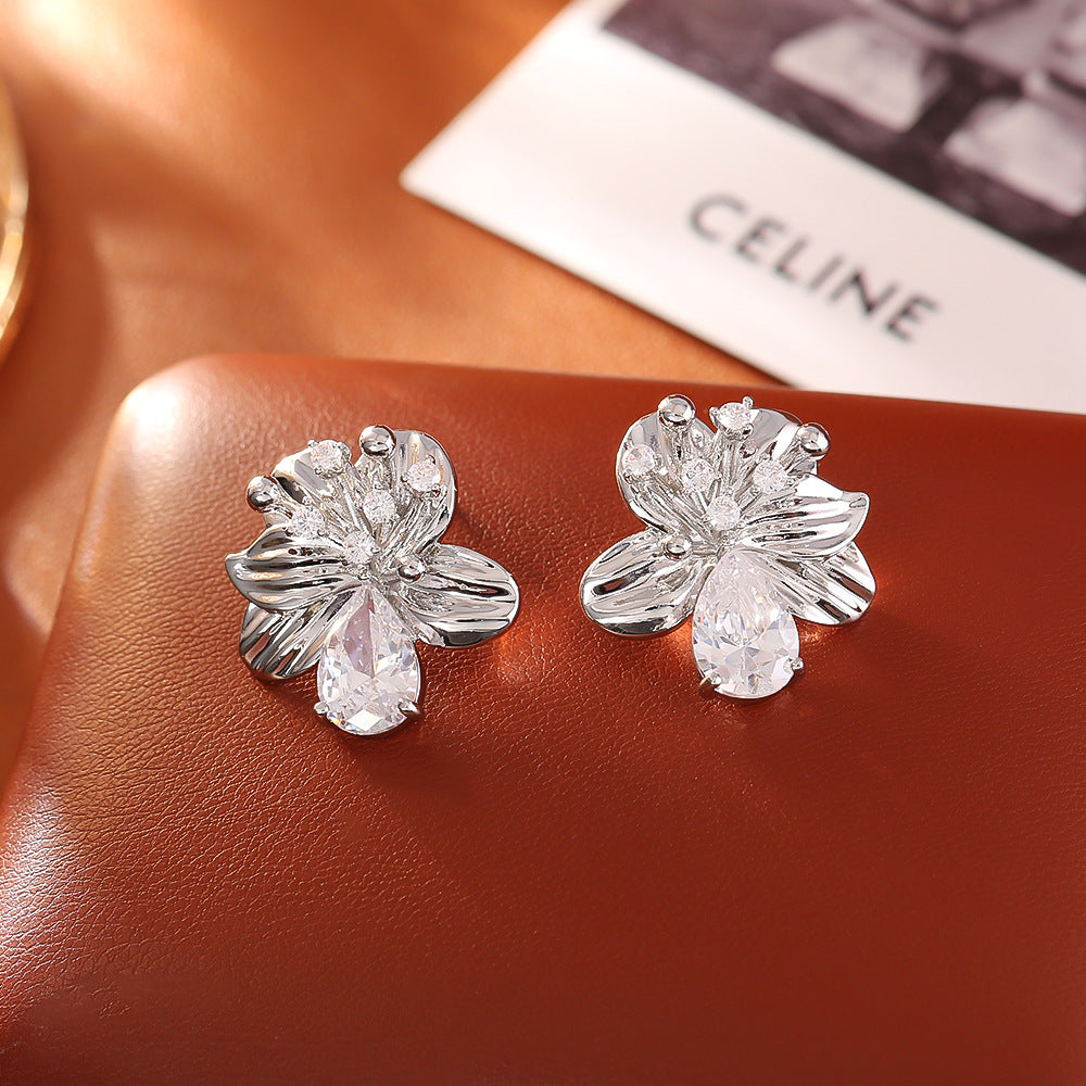 S925銀色鋯石花朵耳釘－商品主圖｜https://igowo.tw/