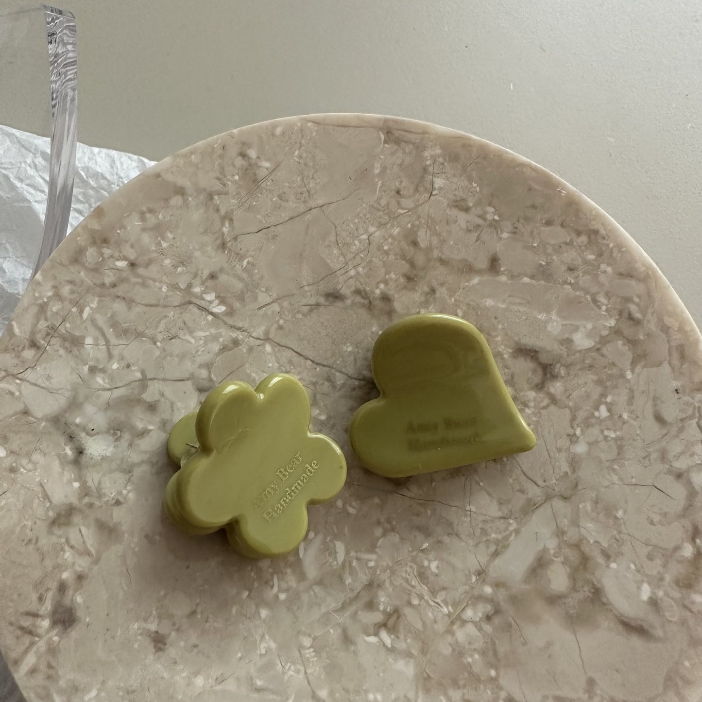 愛心花朵小巧鯊魚夾－小花-果綠款細節｜https://igowo.tw/