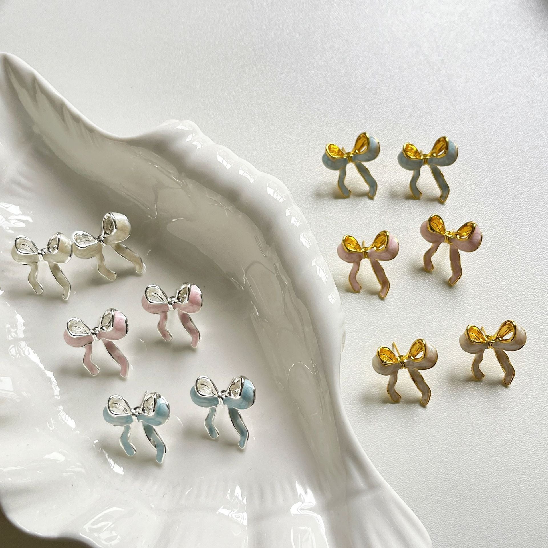 琺瑯蝴蝶結立體耳釘－商品主圖｜https://igowo.tw/