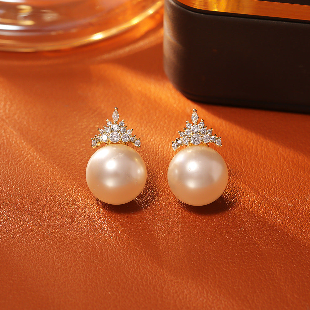 珍珠山茶花皇冠耳釘－細節特寫1｜https://igowo.tw/