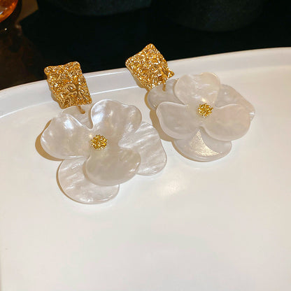 粉色樹脂花朵耳釘－細節特寫27｜https://igowo.tw/