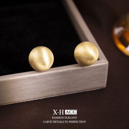 金色愛心拉絲簡約耳釘－細節特寫30｜https://igowo.tw/