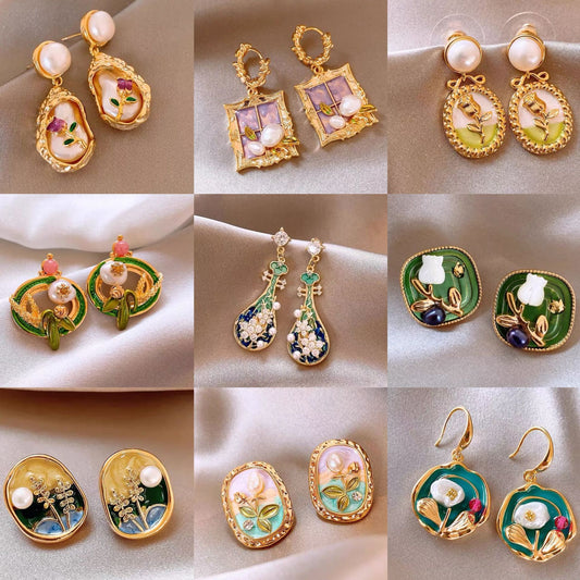 金色珍珠花朵復古耳釘－商品主圖｜https://igowo.tw/