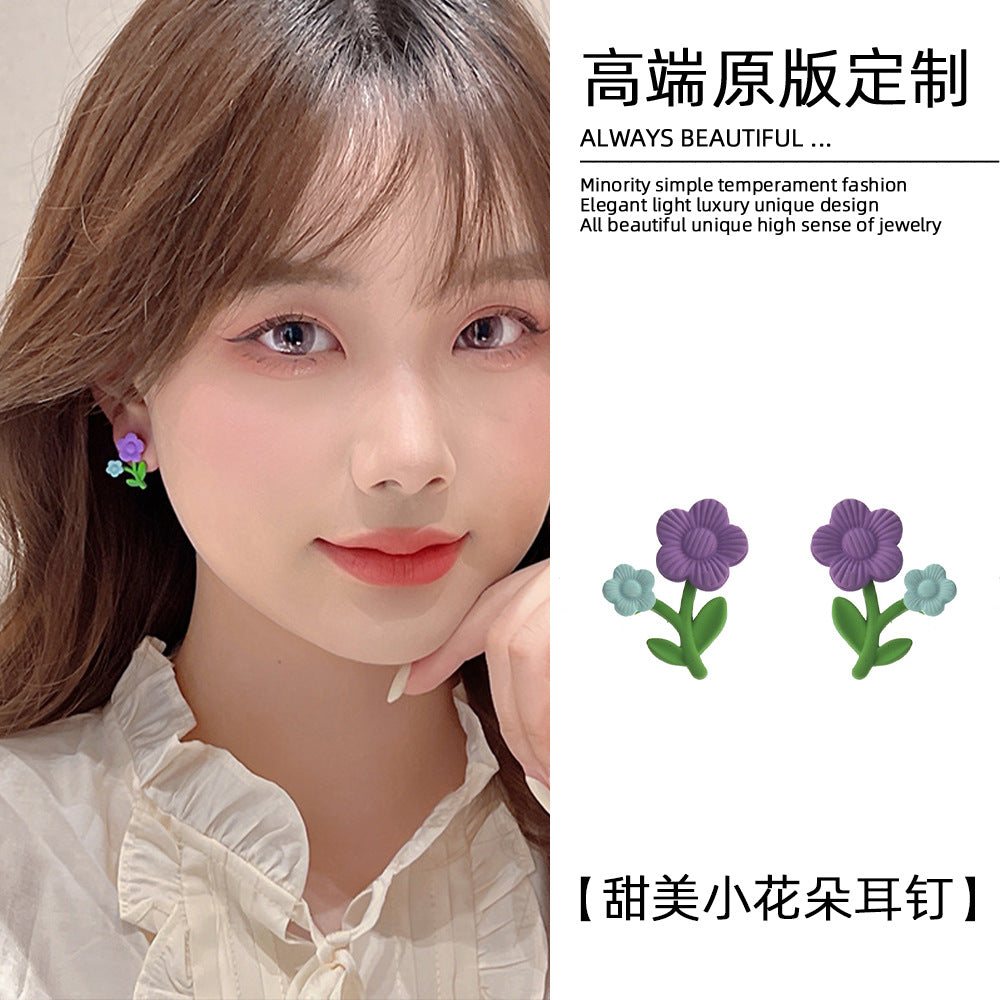 撞色銀針花朵小巧耳釘－商品主圖｜https://igowo.tw/
