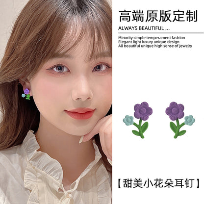 撞色銀針花朵小巧耳釘－商品主圖｜https://igowo.tw/