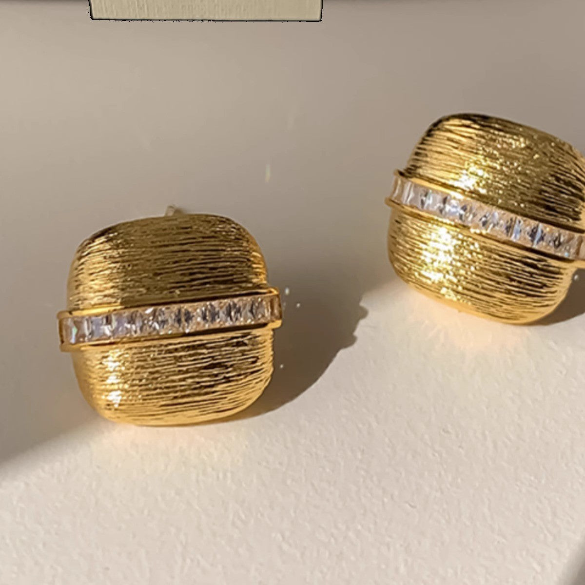 金屬方形鑲鑽拉絲耳釘－商品主圖｜https://igowo.tw/