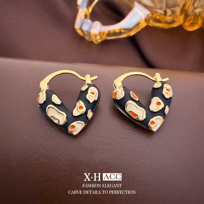 棕色豹紋C形復古耳釘－細節特寫20｜https://igowo.tw/
